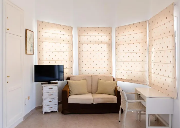 Homeforguest Con Piscina A 50m Del Mar En La Caleta Apartment *
