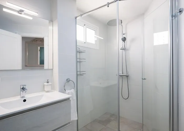 Homeforguest Con Piscina A 50m Del Mar En La Caleta Apartamento *